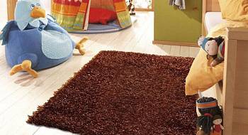 Как расправить примятый ворс на ковре